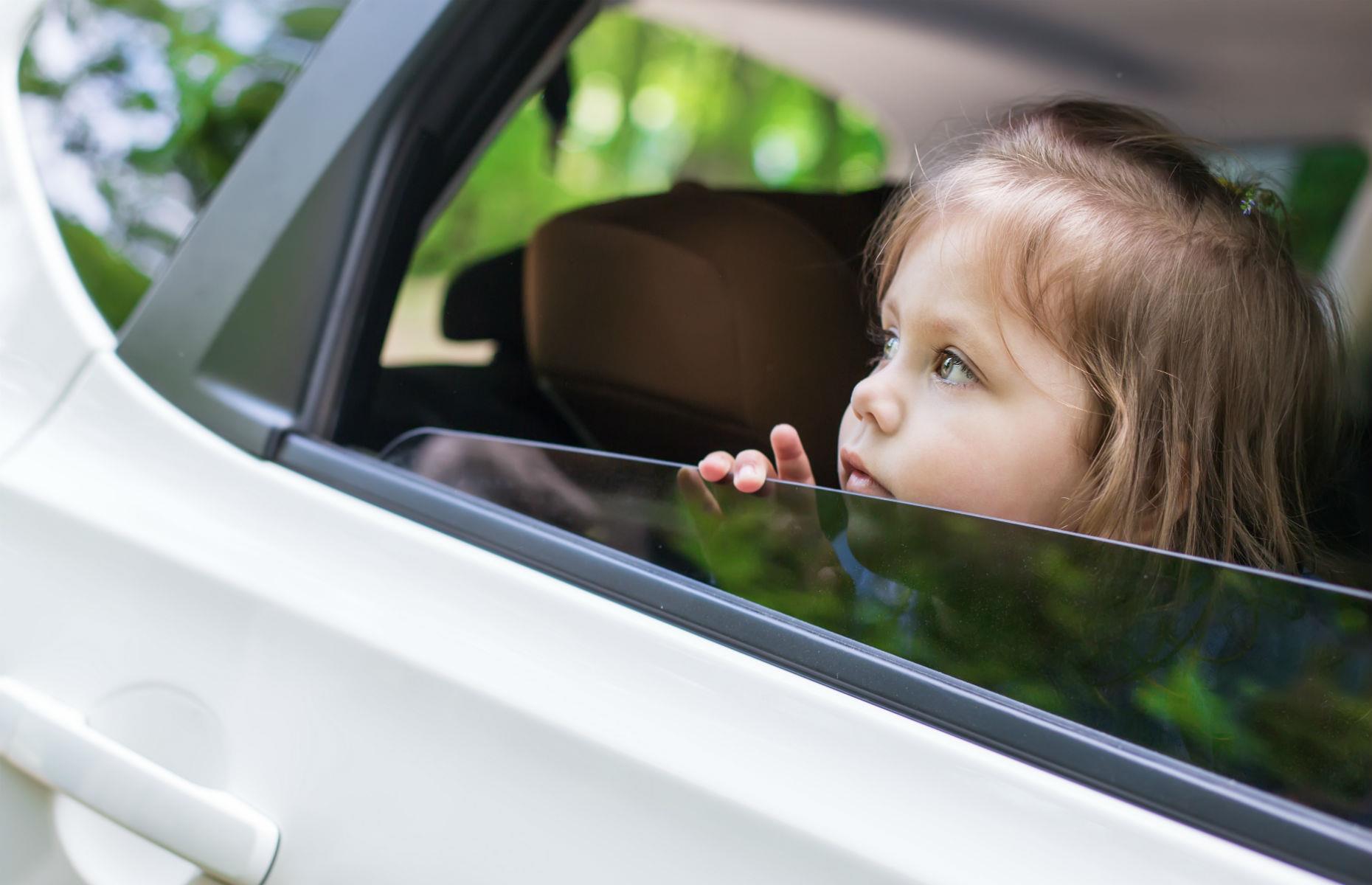 Ребенок из окна машины